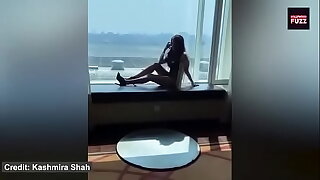 bollywood babe kashmera shah flashing her tits