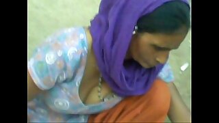 Aunty showing cleavage