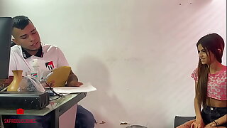 Jefe se folla a joven universitaria que pide una oportunidad de trabajo  - porno en espa&ntilde_ol - en ruso